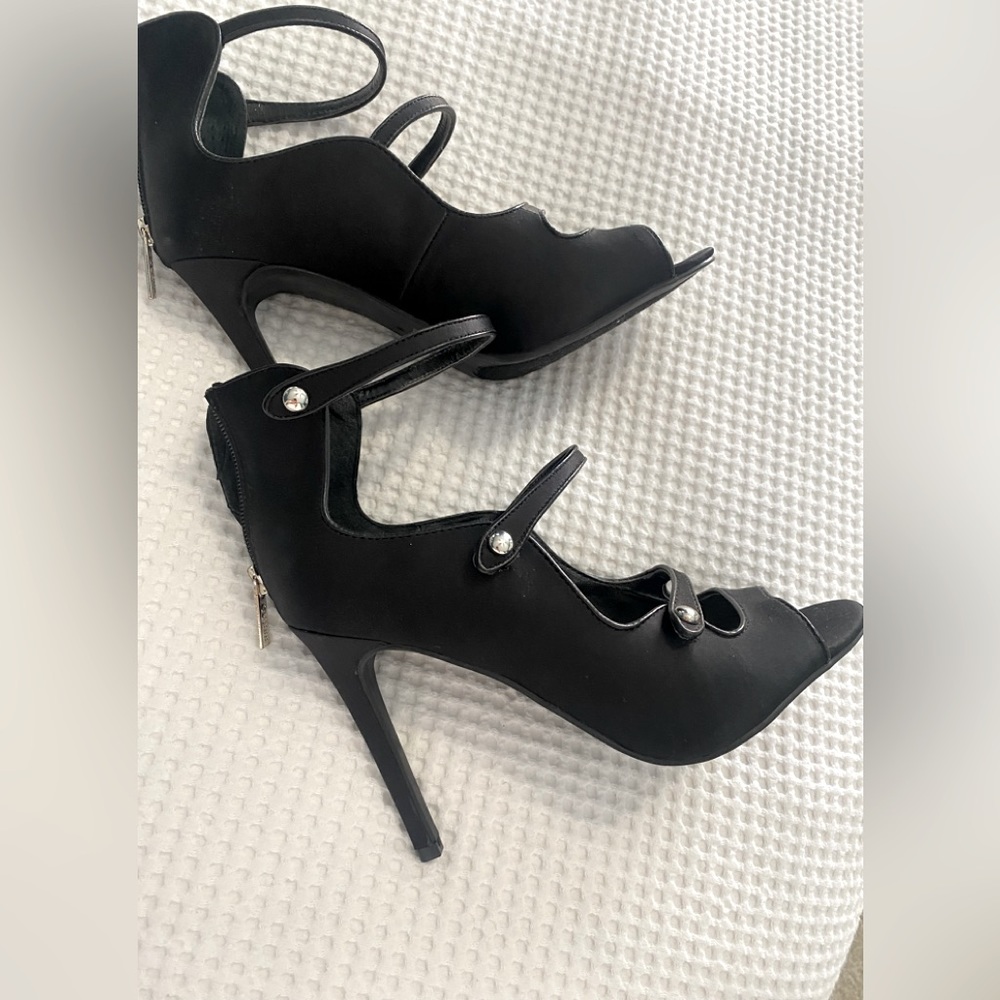 Excellent used condition Guess heels
